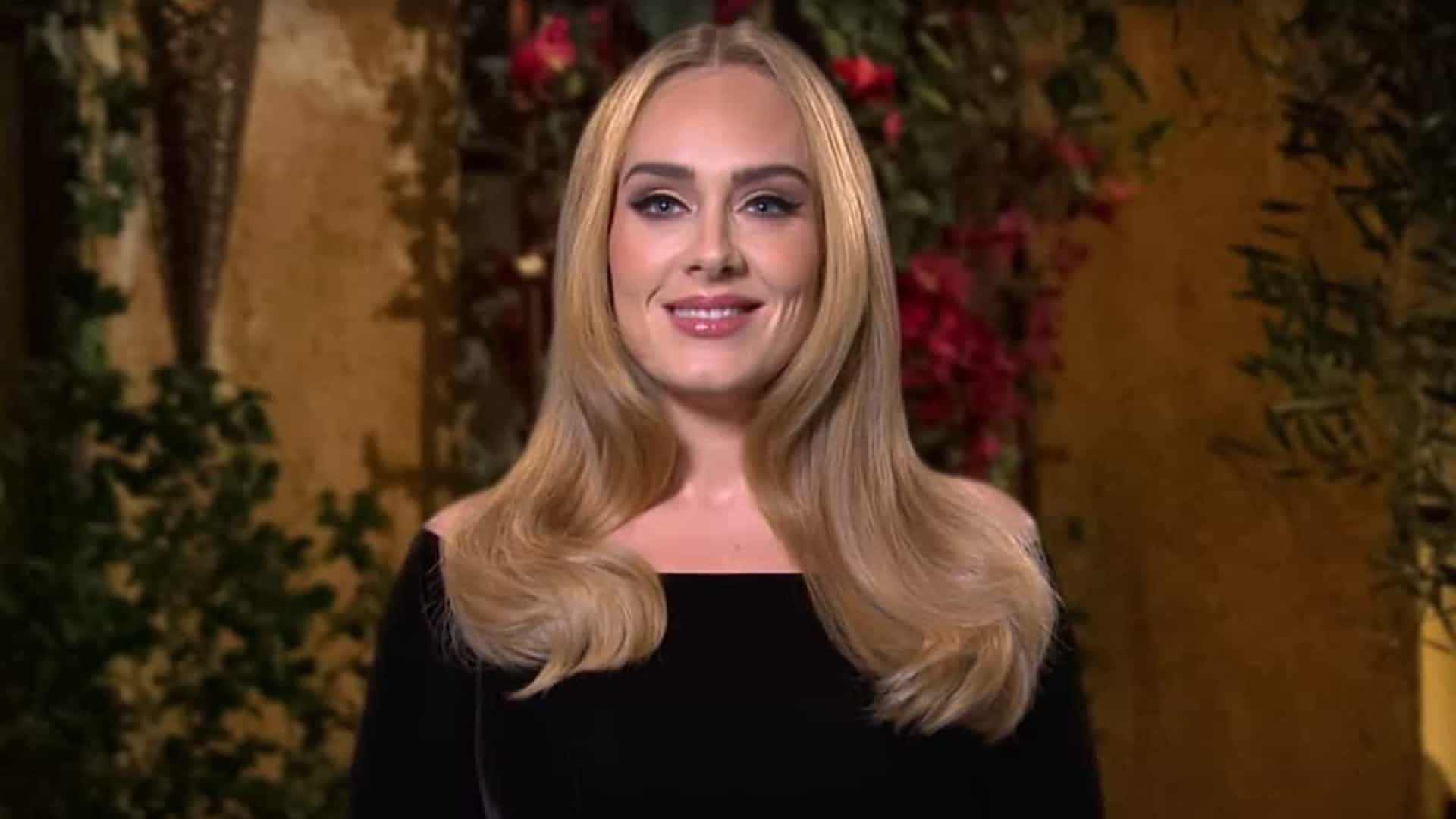 Bem mais magra, Adele apareceu em um programa de humor da TV americana
